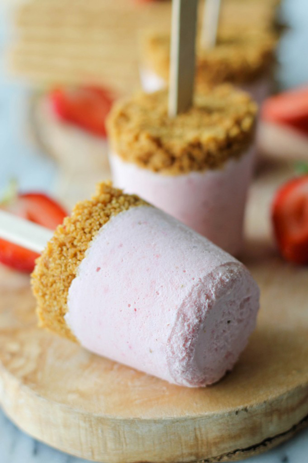 strawberry-cheesecake-popsicles
